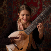 تصویری از یک دختر که نشان می دهد شروع یادگیری موسیقی در هر سنی ممکن است