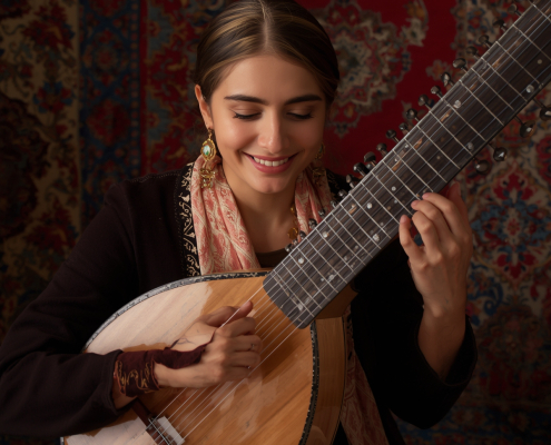 تصویری از یک دختر که نشان می دهد شروع یادگیری موسیقی در هر سنی ممکن است