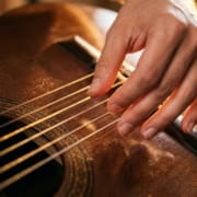 آموزش آرپژ گیتار و تمرینات انگشتان دست راست در آموزشگاه چاووش